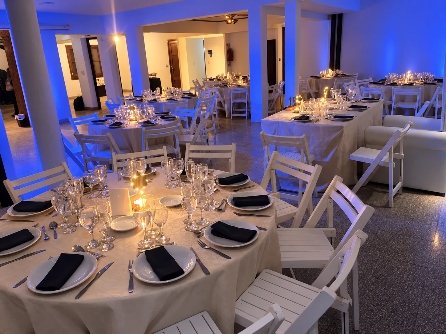 Mesas preparadas y luces cálidas y azules en el salón actual de La Fontana
