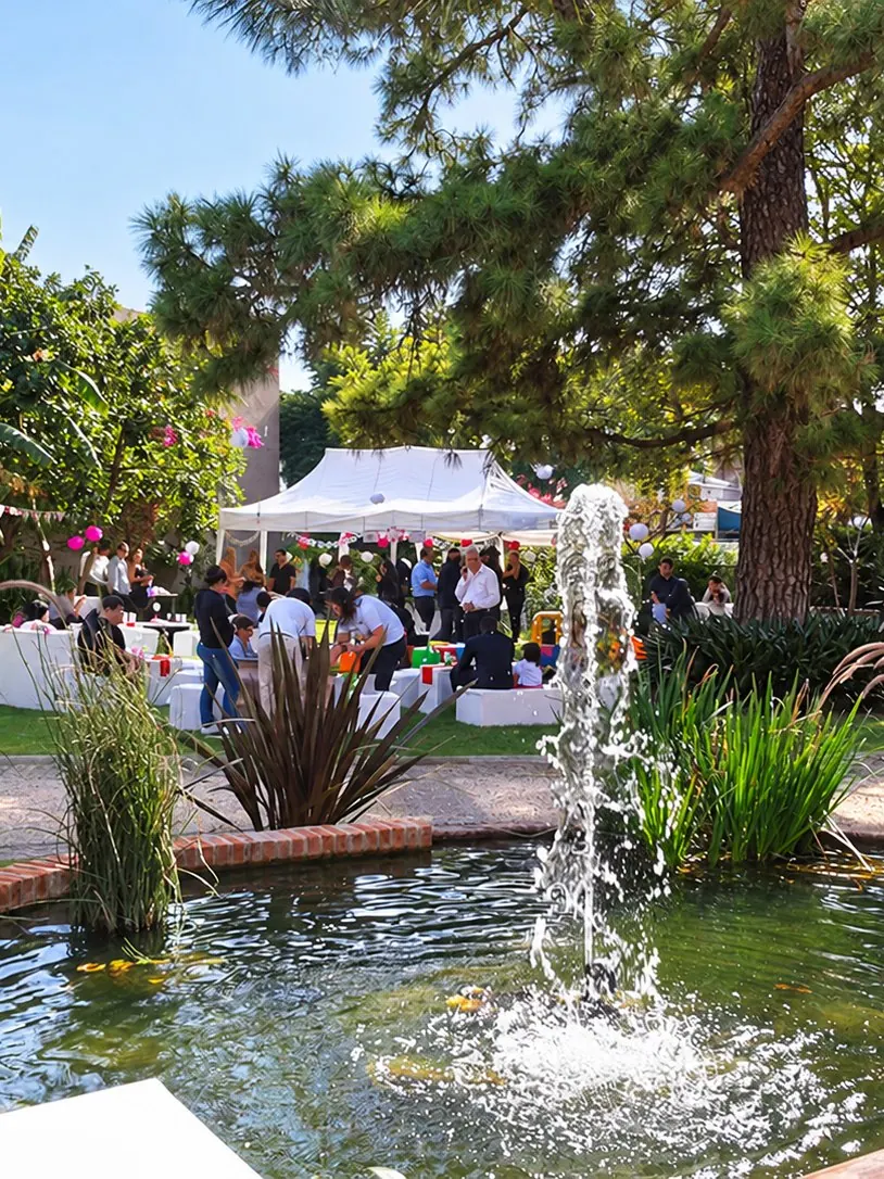 Invitados en el parque junto a la fuente